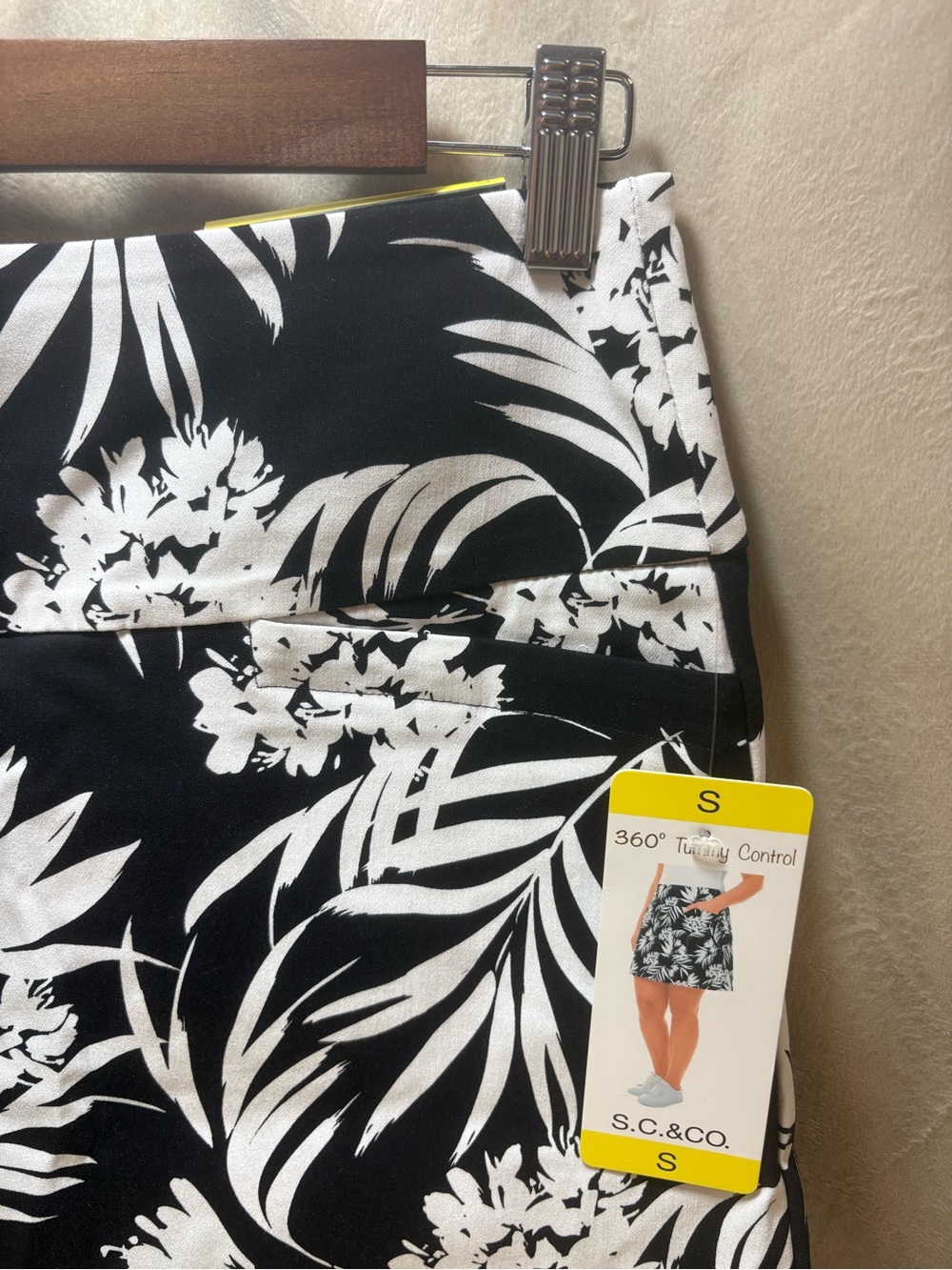 NWT S.C. & Co. 360 Tummy Control Golf Skort Black Floral Size Small